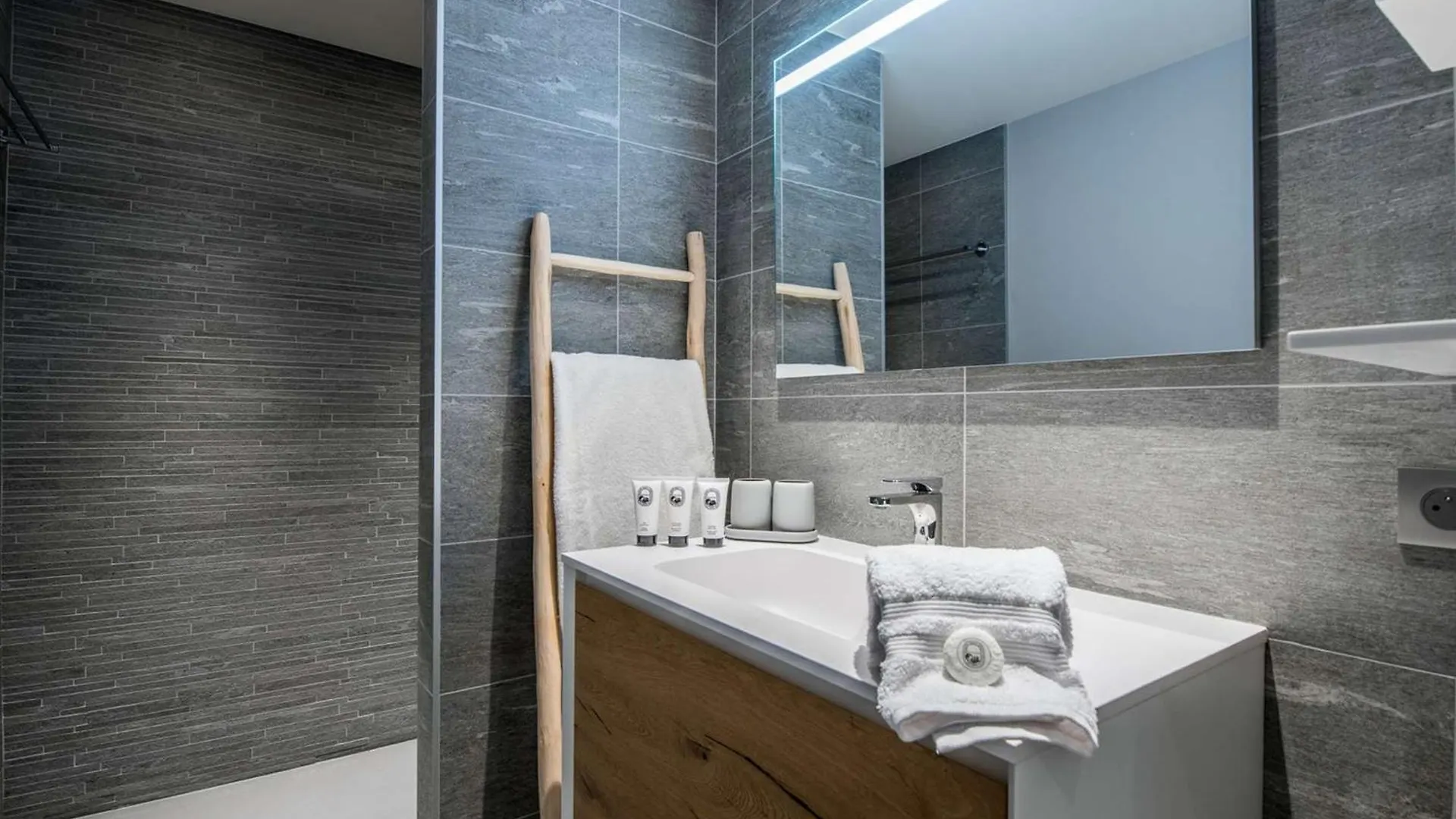 Appartement 6 Pers - Courchevel Village - Centre Station - Pistes A Deux Pas - Spa Inclus - Fr-1-631-200 0*,  France