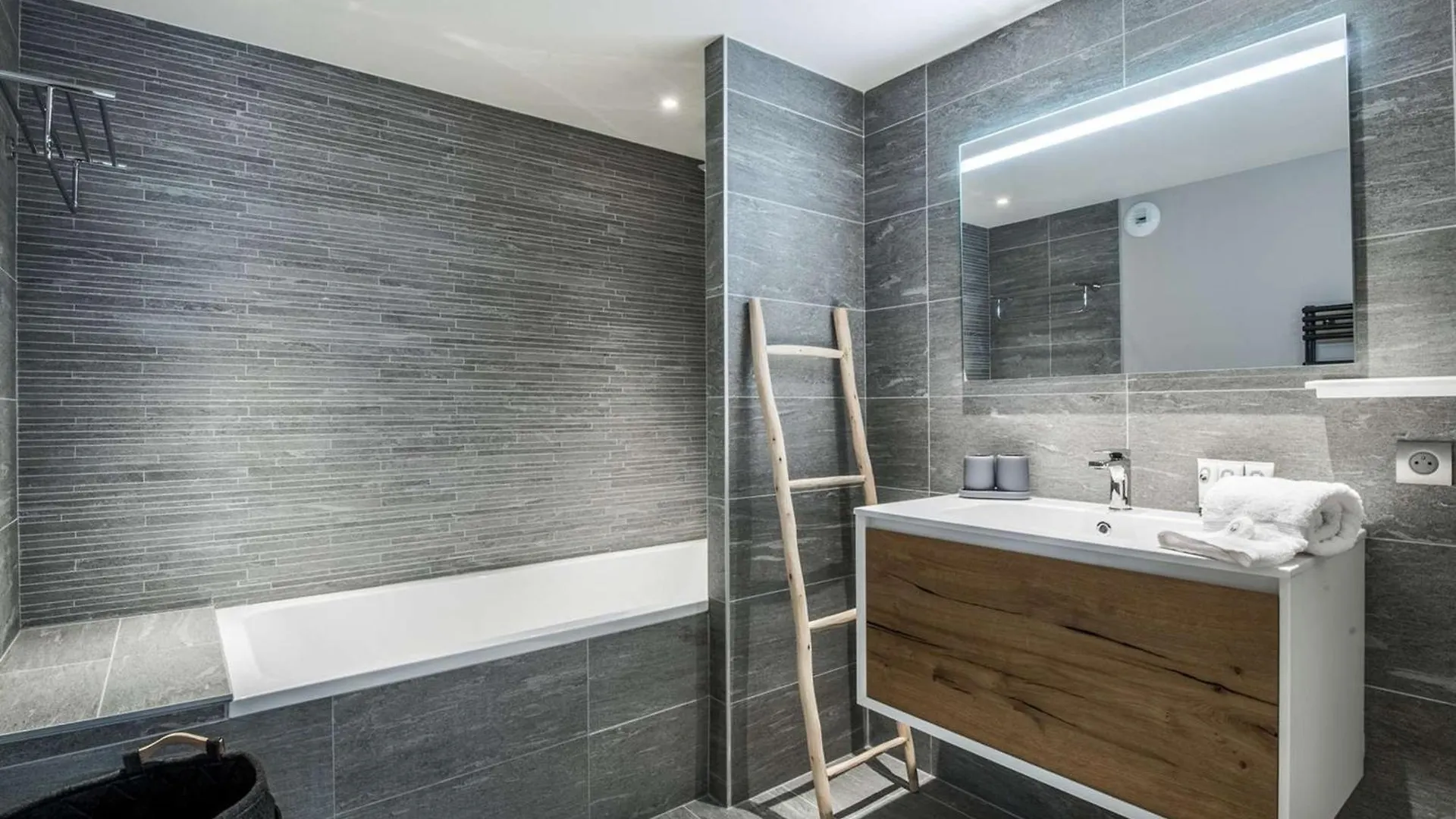Appartement 6 Pers - Courchevel Village - Centre Station - Pistes A Deux Pas - Spa Inclus - Fr-1-631-200 Apartment